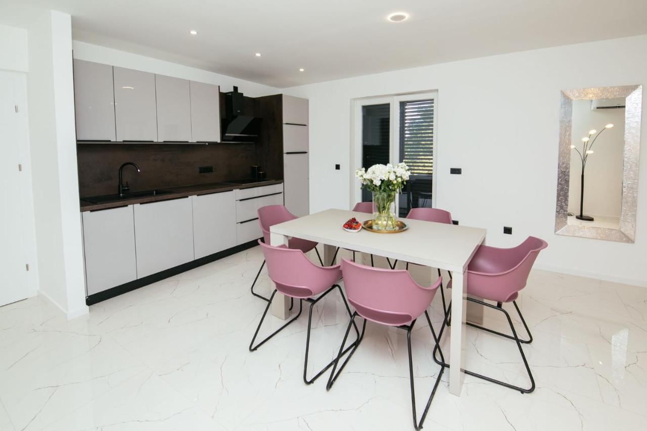 Didixi Apartments Pakostane Bagian luar foto