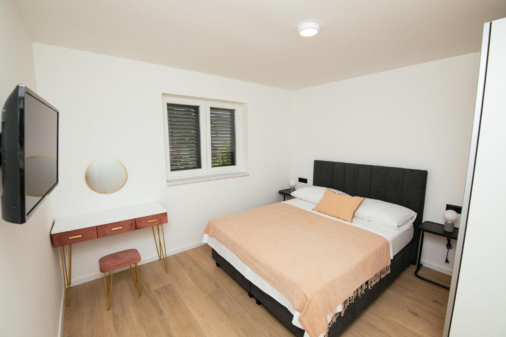 Didixi Apartments Pakostane Bagian luar foto